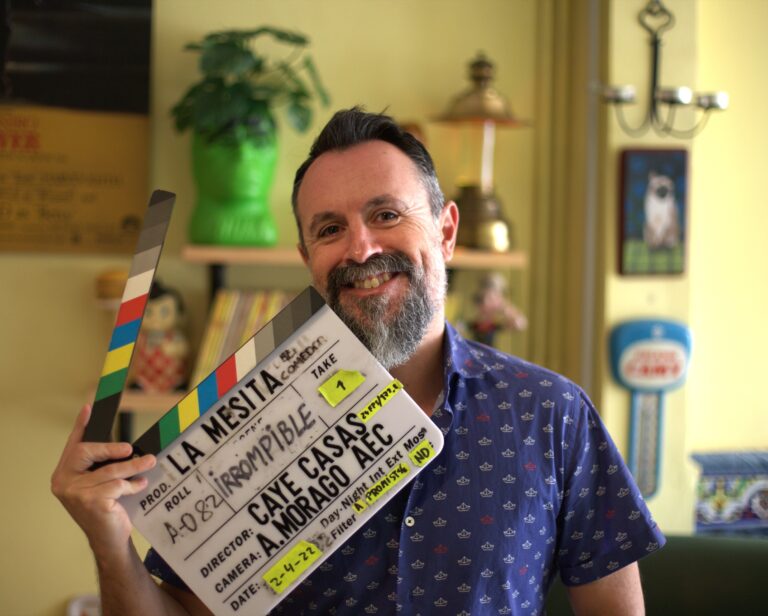 CAYE CASAS: Conegut director de cine creador de "La Mesita del Comedor" la pel-licula que ha revolucionat el cinema de terror alabada per Stephen King