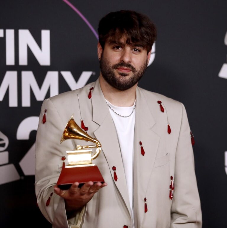 JUANJO MONSERRAT: Cantant i compositor guanyador de 2Latin Grammy.  Fidel als seus origens mallorquins brilla amb la seva veu i sensibilitat