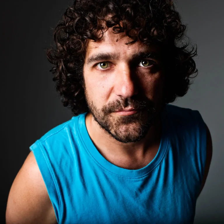 LLUÍS CARTES: cantant i compositor andorrà, combina pop-rock i poesia amb una veu autèntica i emotiva. Amb una trajectòria sòlida, és una de les veus més personals de la música en català